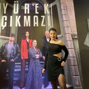 Özlem Ulukan Instagram - Dün geceki galamızdan 💅 "Yürek Çıkmazı" nın yolculuğu hayırlı olsun 💫😉
@yurekcikmazitrt @trt1 @goldfilmyapim
Saç&makyaj: @salonahmetcizmeli
Elbise: @zeyneptosunofficial