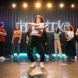 Özlem Ulukan Instagram - I love my dance team 💥 ve @sertantutarr 'la dansetmek harika 💜 İkinci video da solo. Ders sonunda çekilenlerden :)
Şarkı: @remyma - conceited
Ev: @dansfabrika
