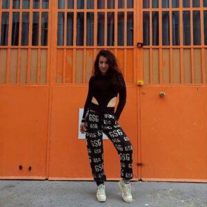 Özlem Ulukan Instagram - Bir rivayete göre hala parmakucunda böyle duruyormuşum ahahaha. Napıyosunuz bakiym?