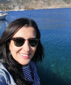 Özlem Ulukan Instagram - Benim Marmaris'im☀️⛵
Soldan sağa foto açıklamaları:
1) Karavan benimmiş gibi çek bakıyım.
2) İçmeler bu şekil ölmem füze at aşkım.
3) Evrencan Gündüz'ün kendi güzel, ruhu ayrı güzel olan mommy'si canım Sevda abla ve aşırı tuhaf karşılaşmalar sonu biraraya geldiğimiz, çenemizin saatlerce durmadığı o gün.
4) Selimiye kendine gel.
5)Daha tatlı olamazsın @fandomdizi ekibi.
6) Selimiye kime diyorum alooov