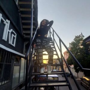 Özlem Ulukan Instagram - Bir rivayete göre hala parmakucunda böyle duruyormuşum ahahaha. Napıyosunuz bakiym?