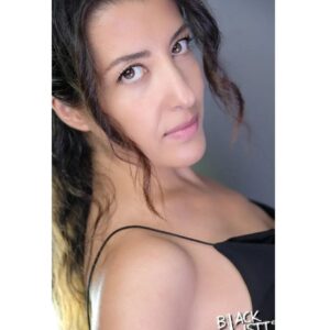 Özlem Ulukan Instagram - Yeni vesikalık canım 💅 @gulcinhatihanstudio