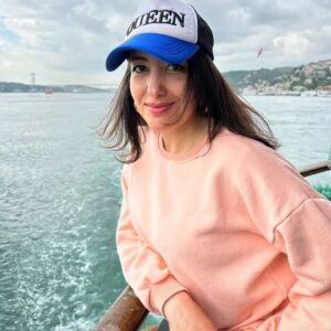 Özlem Ulukan Instagram - Sonunda @levapeurmagique 'e binildi fotoğrafı 😉🥳
Bu gemiyle güzel bir ortak özelliğimiz var: "Herşeye rağmen kendi piç evreninde süzülmek" @sak.busra 😁