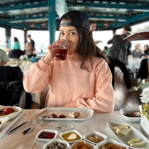 Özlem Ulukan Instagram - Sonunda @levapeurmagique 'e binildi fotoğrafı 😉🥳
Bu gemiyle güzel bir ortak özelliğimiz var: "Herşeye rağmen kendi piç evreninde süzülmek" @sak.busra 😁