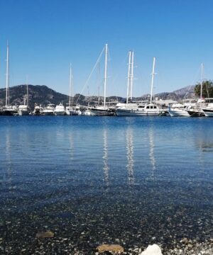 Özlem Ulukan Instagram - Benim Marmaris'im☀️⛵
Soldan sağa foto açıklamaları:
1) Karavan benimmiş gibi çek bakıyım.
2) İçmeler bu şekil ölmem füze at aşkım.
3) Evrencan Gündüz'ün kendi güzel, ruhu ayrı güzel olan mommy'si canım Sevda abla ve aşırı tuhaf karşılaşmalar sonu biraraya geldiğimiz, çenemizin saatlerce durmadığı o gün.
4) Selimiye kendine gel.
5)Daha tatlı olamazsın @fandomdizi ekibi.
6) Selimiye kime diyorum alooov