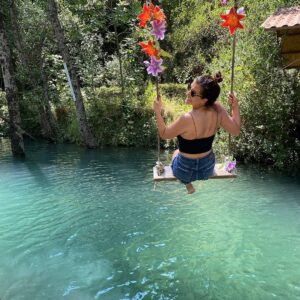 Özlem Ulukan Instagram - Temmuz başı 🌅 Yazın en sevdiğim zamanı. Zaten sonrası tatsızlaştı, yangınlar vs. Fakat o an pek mutluyduk. Fotoğrafı da Sevgi hanımcığım çekti, o sırada çokça güldüğümüzden salıncak üzerinde durmakta zorlanmış idik 😁 @sevgiyilmazpekgoz