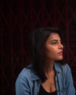 Paavana Gowda Instagram - When @balajimanohar peers through his lens during early morning Photo walks in the K R market  streets .
Thank u for this wonderful experience ☺️
.
.
.
.
#paavana #actresspaavana