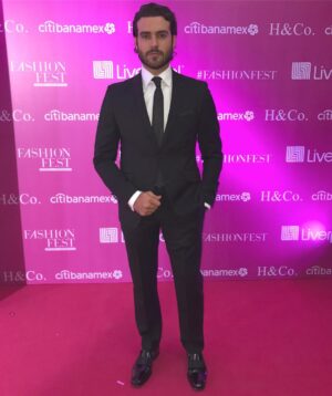 Pablo Lyle Instagram - En la alfombra rosa de #fashionfest look by @protocolonovios
