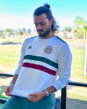 Pablo Lyle Instagram - Yo ya traigo toda la actitud mundialista con @liverpool_mexico 
Ahora solo falta el 2-1 que me va a regalar mi selección del dia del padre.
Díganme su marcador para mañana.
Los leo...
#PapáHaceTodoPorTi