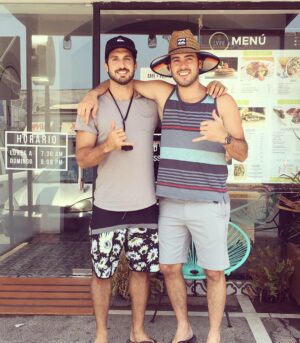 Pablo Lyle Instagram - Surfing de bienvenida ✔️
Desayuno de campeones ✔️
Ride bro 🤙🏻
