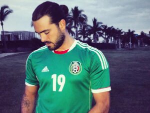 Pablo Lyle Instagram - Esta va a ser la camisa de la suerte para mañana.
Me la regaló un crack 😏.
Sabes de quién es? Les doy una pista, todo es su culpa.
Tagealo aquí 👇🏻 para desearle suerte. 😎
#NadaNosDetiene