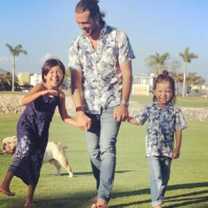 Pablo Lyle Instagram - Nunca había tenido tanto sentido la palabra Papi, hasta que salió de sus bocas. Los amo 💙🌴.
@oldnavy #mini❤️me #oldnavystyle
