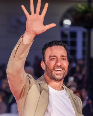 Pablo Puyol Instagram - Anoche volví a sentir el cariño de mi gente de Málaga en la gala que daba el pistoletazo de salida a la vigesimoséptima edición del @festivalmalaga 
Un millón de gracias a tod@s l@s que os acercasteis a disfrutar de una noche tan especial.
@rtve
@felixramirodesigner
📸 @lorenzocarnero2000