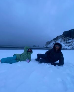 Pablo Puyol Instagram - Ya han pasado los días suficientes para asimilar el increíble viaje que nos hemos pegado!!! 
Sin duda es de los mejores de mi vida.
Islandia te deja sin palabras y las fotos no son capaces de expresar la brutalidad de la belleza del paisaje, de esa naturaleza en estado puro y sin contemplaciones.
Sin duda, mi compañera de viaje ha hecho que fuera aún mejor👏🏻👏🏻❤️ @beatriz.mur es una buscadora incansable, una copiloto perfecta, una compañera muy divertida, una aventurera indomable, etc… Muchas gracias por acompañarme en este viaje y en el más importante aún, el de la vida.
Este es un viaje que recomiendo a todas aquellas personas a las que la naturaleza le vuelva loco como a mi. Ir en verano o en invierno hace que veas dos países muy distintos, nosotros elegimos invierno porque además de que se pueden ver las auroras boreales (que las vimos😜) para dos personas españolas acostumbradas a ver la nieve en las estaciones de esquí, disfrutar de un país entero cubierto por la nieve y el hielo nos parecía más interesante.
Si os preocupa el frío, no hace tanto, si vas bien equipado no tienes por qué pasarlo.
Cierto es que el viaje barato no es, Islandia es un país caro, las actividades eran caras, la comida en restaurantes también, así que si queréis ir tendréis que romper la hucha🤷🏻
Viajar es una de las cosas que más disfruto en la vida y sin duda este viaje ha sido un disfrute descomunal!!!!
#trip #viaje #viajes #holydays #islandia #Iceland #snow #ice