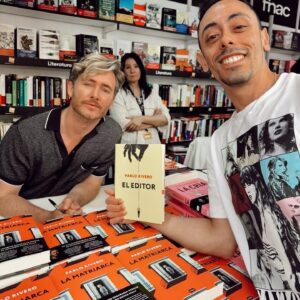 Pablo Rivero Instagram - Muchísimas gracias a todos los lectores, ya muchos amigos, y a todo el equipo de la caseta de @fnac_esp @sumadeletrased y @penguinlibros por hacer que ayer, primera firma de la #flmadrid24 , fuera tan especial ❤️ Nos vemos el sábado que viene de 13:00- 14:30 en la caseta de Berkana// sábado 15 de 13:00 a 15:00 en la de La casa del libro y el domingo 16 de 12:00 a 14:00 en la de La Librería Carmen ☺️ 
PD: Gracias por las fotos!!