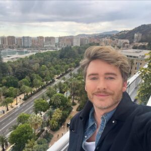 Pablo Rivero Instagram - Un poco de mi visita a Málaga ❤️ Gracias por llenar el Teatro Cervantes. Este sábado y domingo estaremos con #LaimportanciadellamarseErnesto en Valencia y Castellón 🎉 muchas gracias también a todos los lectores que, pese al tiempo, vinieron a la firma de libros en la caseta de la librería Luces. El 9 de mayo estaré en @valencianegra_festival hablando y firmando ejemplares de #LaMatriarca y de mis anteriores libros. Lo siguiente ya será en La Feria del libro de Madrid!!
Os recuerdo que ya están a la venta las entradas de #laimportanciadellamarseernesto del 15 de mayo al 30 de junio en @elpavonteatro 👯👯👯 @sumadeletrased @penguinlibros @la_brutal