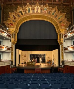 Pablo Rivero Instagram - Qué teatros tan bonitos tenemos en España!! Está siendo un privilegio poder visitar algunos,que ya conocía, y descubrir otros también impresionantes. El de las fotos es el Teatro Principal de Castellón, de la función de ayer de #laimportanciadellamarseernesto 😊 Os recuerdo que estaremos en Madrid en @elpavonteatro del 15 de mayo al 30 de junio!!!
@la_brutal