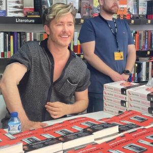 Pablo Rivero Instagram - Muchísimas gracias a todos los lectores, ya muchos amigos, y a todo el equipo de la caseta de @fnac_esp @sumadeletrased y @penguinlibros por hacer que ayer, primera firma de la #flmadrid24 , fuera tan especial ❤️ Nos vemos el sábado que viene de 13:00- 14:30 en la caseta de Berkana// sábado 15 de 13:00 a 15:00 en la de La casa del libro y el domingo 16 de 12:00 a 14:00 en la de La Librería Carmen ☺️ 
PD: Gracias por las fotos!!
