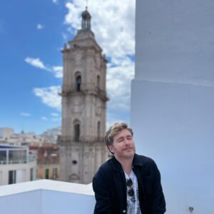 Pablo Rivero Instagram - Qué lujo fue poder representar ayer #laimportanciadellamarseernesto en el @teatrocervantes de Málaga 🎉 muchísimas gracias por ese caluroso aplauso. Esta tarde estaré firmando por motivo de la Feria del Libri de Málaga en la caseta de la Libería Luces de 19:00 a 20:00 ojalá nos veamos ❤️ os recuerdo además que nos queda aún pasar por Valencia, Castellón y Pozuelo antes de entrar del 15 de mayo al 30 de junio en @elpavonteatro de Madrid, venid a vernos!!!