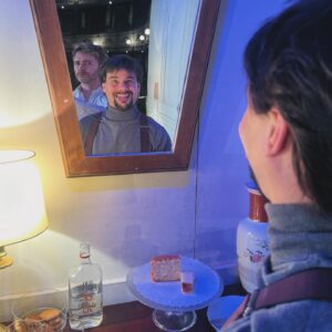 Pablo Rivero Instagram - Qué lujo fue poder representar ayer #laimportanciadellamarseernesto en el @teatrocervantes de Málaga 🎉 muchísimas gracias por ese caluroso aplauso. Esta tarde estaré firmando por motivo de la Feria del Libri de Málaga en la caseta de la Libería Luces de 19:00 a 20:00 ojalá nos veamos ❤️ os recuerdo además que nos queda aún pasar por Valencia, Castellón y Pozuelo antes de entrar del 15 de mayo al 30 de junio en @elpavonteatro de Madrid, venid a vernos!!!