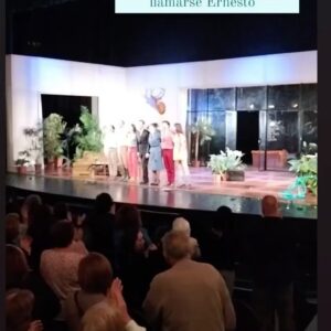 Pablo Rivero Instagram - Qué lujo fue poder representar ayer #laimportanciadellamarseernesto en el @teatrocervantes de Málaga 🎉 muchísimas gracias por ese caluroso aplauso. Esta tarde estaré firmando por motivo de la Feria del Libri de Málaga en la caseta de la Libería Luces de 19:00 a 20:00 ojalá nos veamos ❤️ os recuerdo además que nos queda aún pasar por Valencia, Castellón y Pozuelo antes de entrar del 15 de mayo al 30 de junio en @elpavonteatro de Madrid, venid a vernos!!!