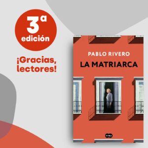 Pablo Rivero Instagram - Ya tengo mi ejemplar de la tercera edición de #LaMatriarca 🍾 Muchísimas gracias a todos los que habéis leído el libro y lo estáis recomendando. Felicidad me está dando muchas alegrías.
No hay nada más terrorífico que una comunidad de vecinos.

A sus casi ochenta años, Felicidad es una mujer independiente y resolutiva que lleva las riendas de su familia y que gestiona los alquileres del bloque de pisos del que es propietaria. Su rutina se interrumpe cuando Candela Rodríguez, teniente de la Guardia Civil, le informa de que una de sus inquilinas, de avanzada edad, se ha precipitado al patio interior del edificio.

Comienza así una investigación para esclarecer si se trata de un asesinato. Todo se complica aún más con el hallazgo de un truculento vídeo que podría conectar esta muerte con otros ataques a ancianas de la zona y que pone en el puto de mira al entorno familiar de Feli, la matriarca, y al resto de los vecinos, en una comunidad donde muchos entran pero no todos salen.

@sumadeletrased @penguinlibros
