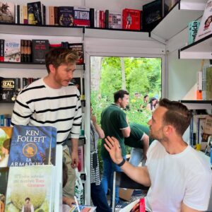 Pablo Rivero Instagram - A veces la vida te regala momentos maravillosos. Me tiembla la mano al escribir de los nervios. Ha sido todo un honor firmar hoy en la caseta de @elcorteingles en la que he coincidido con @joeldicker 🥹 Muchísimas gracias al equipo de @penguinlibros por presentármelo. Ha sido un sueño poder charlar brevemente con él y mostrarle toda la admiración que le tengo. Me voy feliz con mi ejemplar firmado de #unanimalsalvaje … Gracias por tu generosidad y buenos deseos.
Muchísimas gracias a todos los lectores que os habéis acercado a que os firmara ejemplares de mis libros, es un privilegio poder hacerlo. Nos vemos la semana que viene en la #FLMadrid24 🎉 @sumadeletrased @alfaguaraes