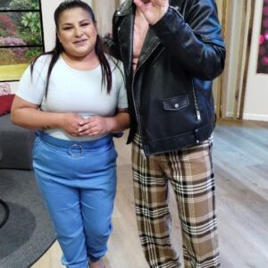 Pablo Ruiz Instagram - BUEN DIA!!! Miren que linda visita tuvimos en @unifetvoficial 🤩 Que manera de cantar y bailar junto a @pabloruizoficial 
Se llenó el estudio de cholulos y fan (cuánta nostalgia) 
Soy re chusma cuando termino de cantar acepto la invitación de comer asado con nosotros y bueno hasta probó ensalada rusa ☺️💯 Muy macanudo le puso toda la onda para las fotos y videos de sus fans así que nos hizo mover el esqueleto a full jajaja ¿ALGUIEN MAS LO CONOCIO EN PERSONA?
Que tengan un día lleno de bendiciones 🙏 Hoy sale video de tarta de frutillas para continuar pila pila 🍓