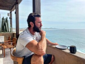 Pablo Schreiber Instagram - Let’s get this week off to a strong start everybody!  Here we go!!! 💪🏼