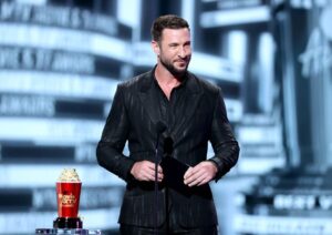 Pablo Schreiber Instagram - I clearly had (too much?) fun presenting at the MTV Movie and TV Awards last night. Thanks as always to everyone for having (and putting up with) me…
✌🏼😛✌🏼
@doll.pratt @colleendominique @dzojchen #mtvawards #MTV
