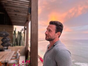 Pablo Schreiber Instagram - Found some nice light, thought I’d say hi… 👋🏼 

Sending you all energy and strength to attack this new day. Create an enjoyable existence. One Love… 💪🏼🙏🏼❤️
