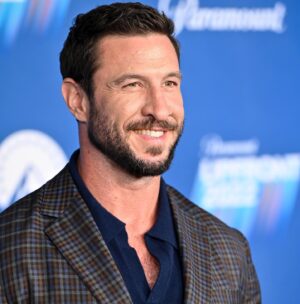 Pablo Schreiber Instagram - Upfronts 2022!  Proud to have @halotheseries be such an important part of a company @paramountplus with such a bright future!  If u don’t believe me ask #WarenBuffett 😉 Thank you to @paulsmithdesign for the beautiful suit and the glam team for making me ready. @doll.pratt @desiraecherman