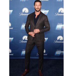Pablo Schreiber Instagram - Upfronts 2022!  Proud to have @halotheseries be such an important part of a company @paramountplus with such a bright future!  If u don’t believe me ask #WarenBuffett 😉 Thank you to @paulsmithdesign for the beautiful suit and the glam team for making me ready. @doll.pratt @desiraecherman