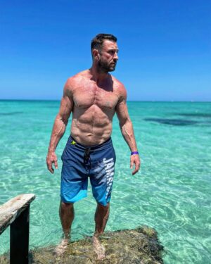 Pablo Schreiber Instagram - Jamaican me crazy with all this aggressive recreation… #SleepHardEatHardPlayHard