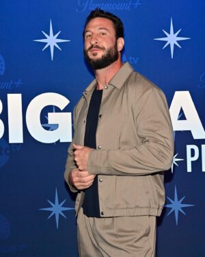 Pablo Schreiber Instagram - Huge thanks to @paramountplus for this weekend!  What an opportunity and a huge pleasure to get to celebrate this Super Bowl with the P  family. Thank you, thank you, thank you!!! 🙏🏼❤️🙏🏼 Now let’s go watch some football!!!!!! 
Styling by @dolly.lanvin and @allieraye_k 
Outfit by 2 of my favorite new brands! 
Suit: @paige 
Shirt:  @monfrere 
Shoes: #zvelle