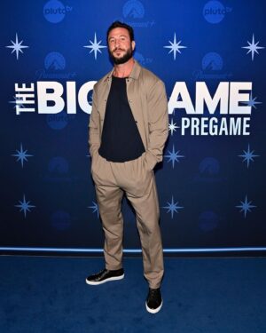 Pablo Schreiber Instagram - Huge thanks to @paramountplus for this weekend!  What an opportunity and a huge pleasure to get to celebrate this Super Bowl with the P  family. Thank you, thank you, thank you!!! 🙏🏼❤️🙏🏼 Now let’s go watch some football!!!!!! 
Styling by @dolly.lanvin and @allieraye_k 
Outfit by 2 of my favorite new brands! 
Suit: @paige 
Shirt:  @monfrere 
Shoes: #zvelle