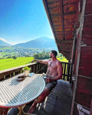 Pablo Schreiber Instagram - Morning priorities ☕️