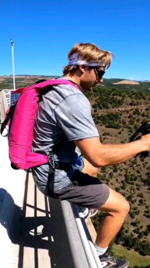 Pablo Signoret Instagram - Tell me you're a frontflip guy without telling me you're a frontflip guy 😂 :

@squirrel.ws 
@insta360 
@bomba_fpv

#frontflip #basejump #insta360onex2