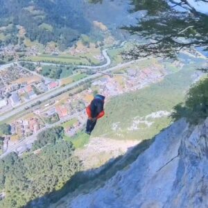 Pablo Signoret Instagram - Such a powerful jump with @antygravity_ !!
 #trackyourlifeaway 

@insta360 
@squirrel.ws 

#insta360onex3 #insta360 #basejump #flip
