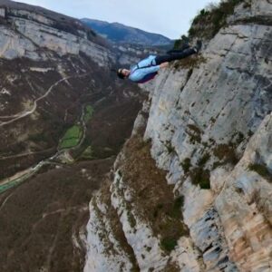 Pablo Signoret Instagram - If you fear it, you can always backtrack it ! 

@insta360
@squirrel.ws 
@frangipanistyle

🎥@xbigbreadx 

#basejump #cliff #fly #adventure #outdoor #friends #stunt