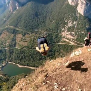 Pablo Signoret Instagram - Be wild, tuck hard, this is my style 🦊

@squirrel.ws 
@insta360 

#insta360 #insta360onex3 #basejump #flips #frontflip