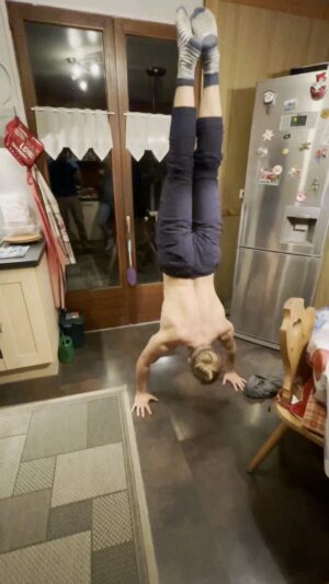 Pablo Signoret Instagram - 2 days ago I started doing normal pushups again ! Can't wait to get back into handstands !! 

#handstand #rehab #basejump