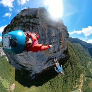 Pablo Signoret Instagram - On this one @demfayaburne and I felt like we were carving around each other for 30 seconds at least 🤣 Well, that's not really what happened BUT it is the beginning of something, and I can't wait to dig into it more and more !! #practicemakesperfect 

@insta360 
@squirrel.ws 

#insta360onex3 #insta360 #basejump #training
