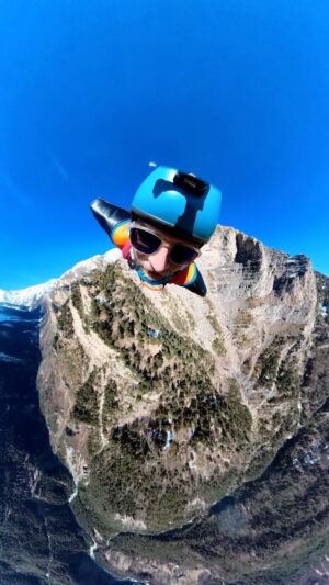 Pablo Signoret Instagram - Been working underground for one month now, luckily the sky is never too far away 🦊 !! Here’s one from today, and I think the stoke got higher than the sun for a moment !!! 

@squirrel.ws 
@insta360 
@sprayground 

#basejump #homesweethome