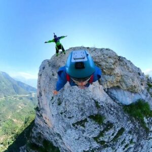Pablo Signoret Instagram - Pro tip : if you do a shitty track and get smocked by your friend, do a backflip, you'll look cool anyway 🤌🤣🙈 ! 

@insta360 
#insta360onex3 #insta360 #backflip