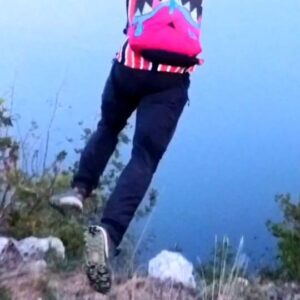 Pablo Signoret Instagram - Once again, as the prophecy foretold : '' When the beat drops, the track kicks in'' ! 🙏🏼🤘🏼 🇮🇹

@antygravity_ getting the shot like a boss !!! 🤩

@insta360 One RS
@squirrel.ws 
@sprayground 

#insta360onex2 #insta360 #track #basejump #adventure #running #frontflip #italy #cliff #outdoor