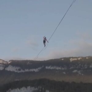 Pablo Signoret Instagram - Dreaming of summer, craving for projects like that !! 

🎥@romain_2r 

@balancecommunity 

#basejump #slackline #baseline #stunt #highline #adventure