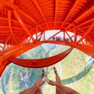 Pablo Signoret Instagram - Big bridge lil swing 💃 !! 

@insta360 
@squirrel.ws 

#basejump #bridge #china #swing #stunt