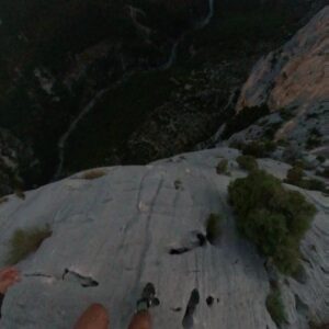 Pablo Signoret Instagram - Vertical running exit 😈! 

Shot on @insta360 One X2

#insta360 #insta360onex2 #basejump #running