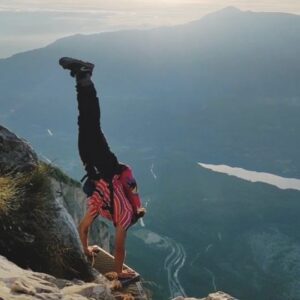 Pablo Signoret Instagram - Handstand exit exactly 6 months after I broke my back, it means a lot to me, I'm feeling so lucky. And I'm on my way to be stronger than before 🙌